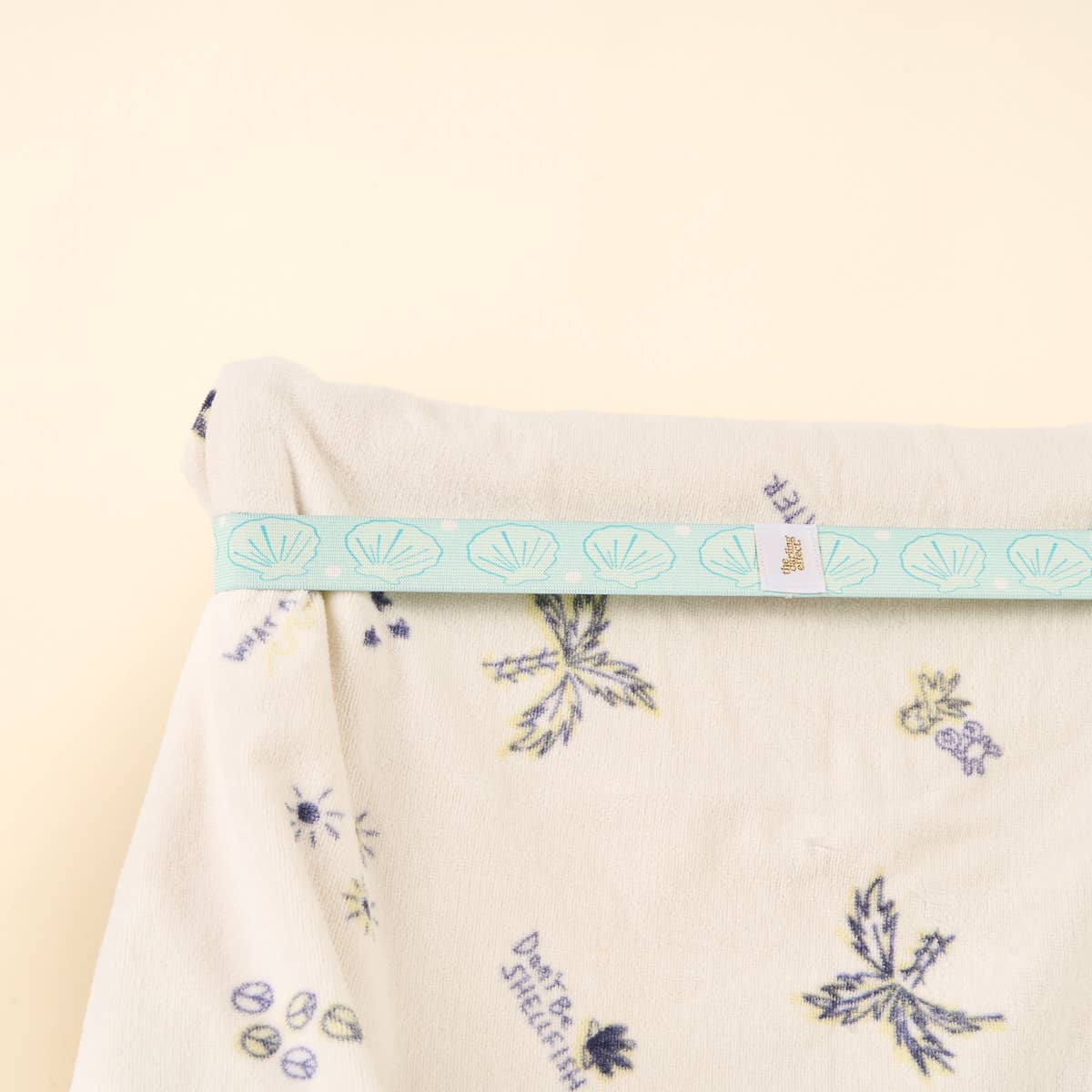 Stay-Put Towel Band – Aqua Seashells
